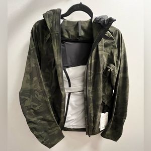 Lululemon The Rain is Calling II Jacket gator green camo